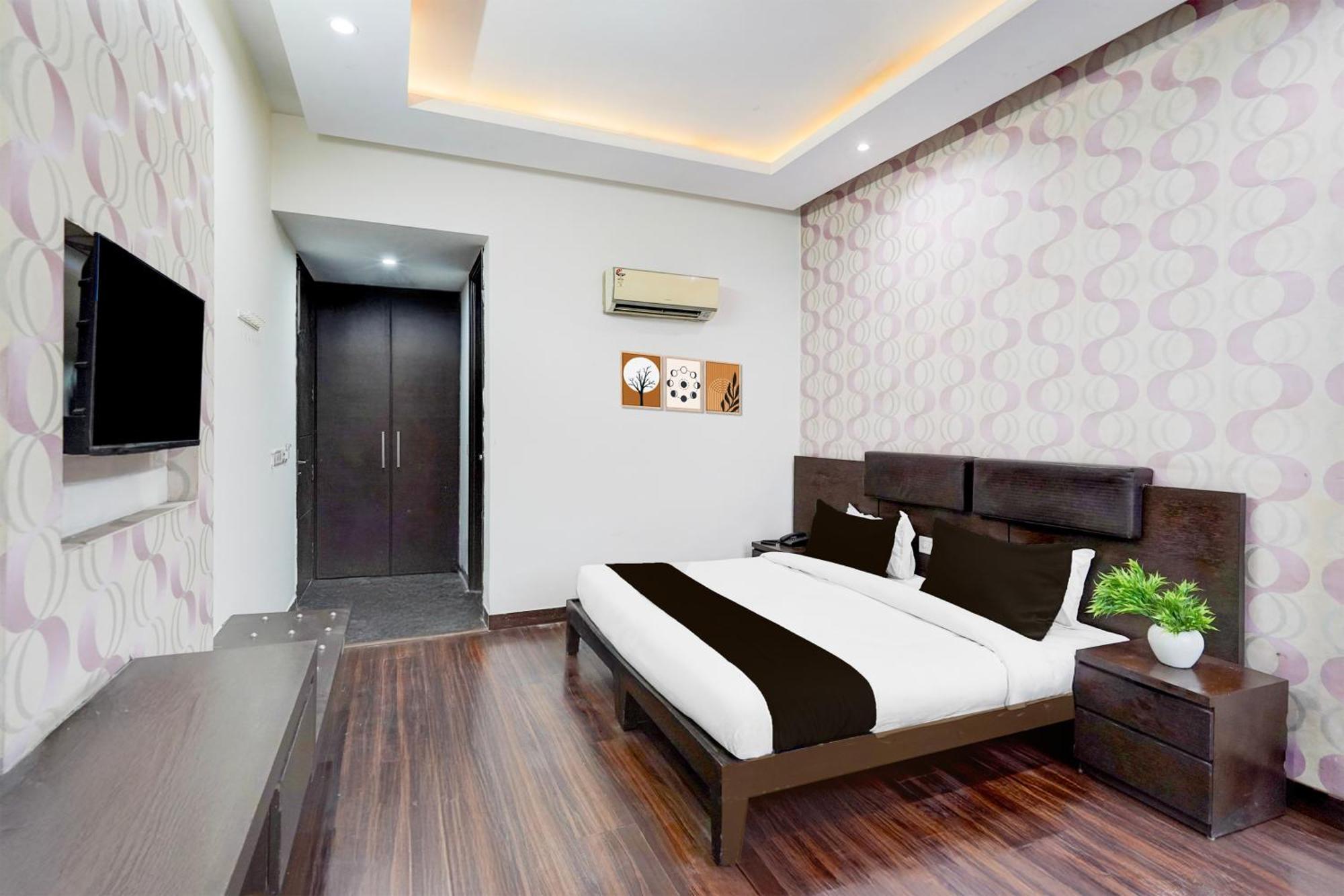 Super Townhouse Sector 51 Noida Near Metro Station Hotel Exterior photo