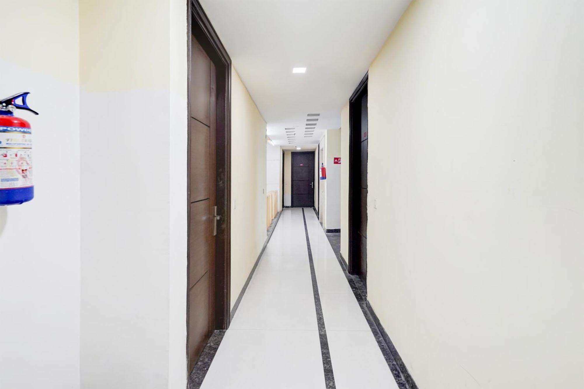 Super Townhouse Sector 51 Noida Near Metro Station Hotel Exterior photo