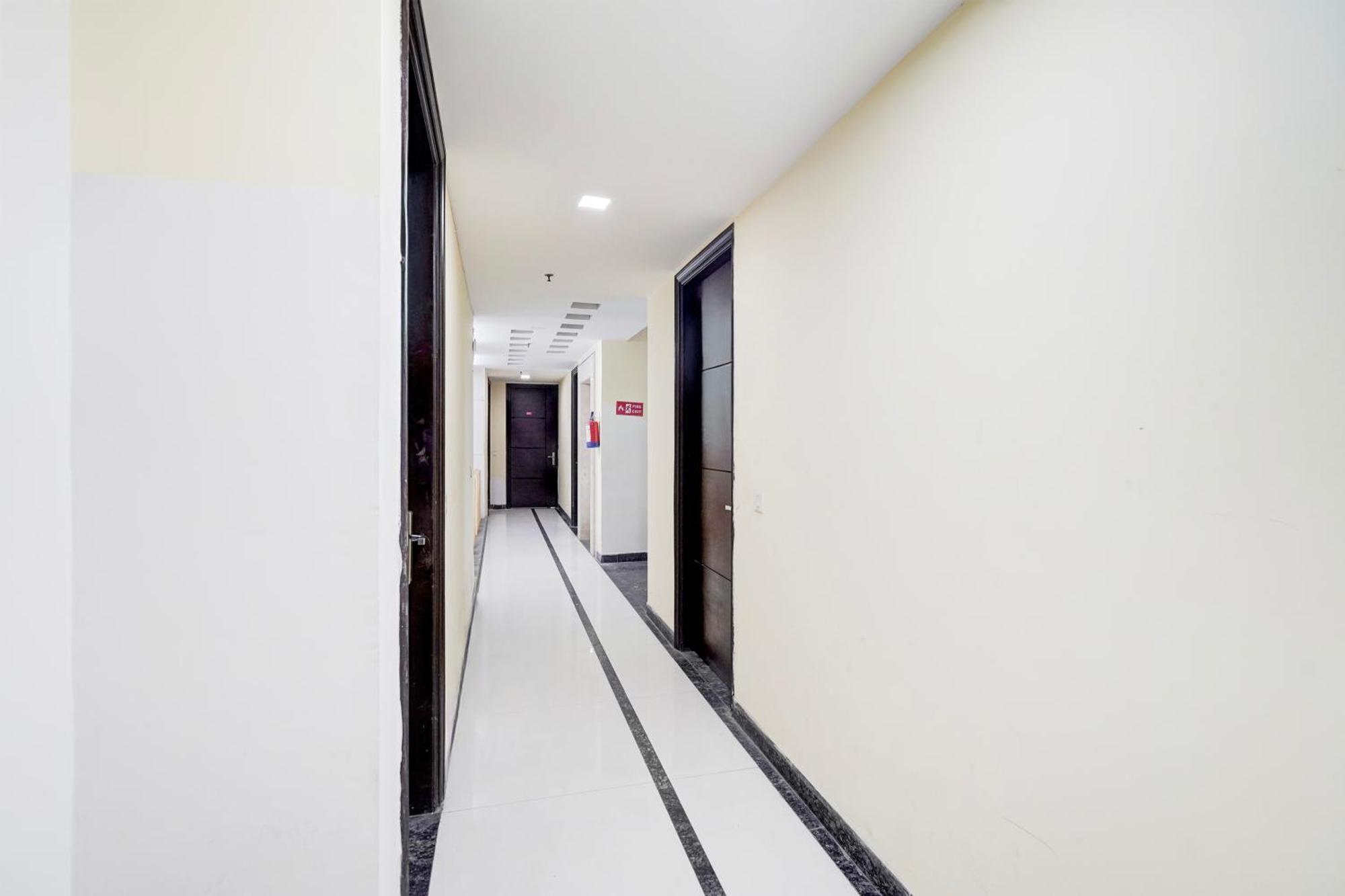 Super Townhouse Sector 51 Noida Near Metro Station Hotel Exterior photo